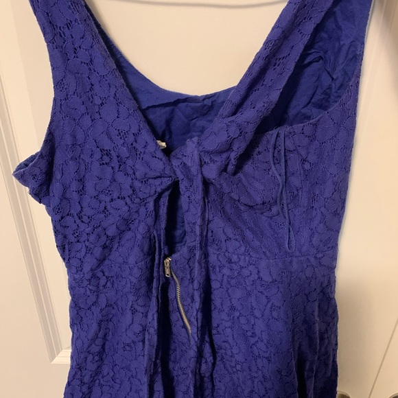 Blue laced dress - Picture 3 of 3